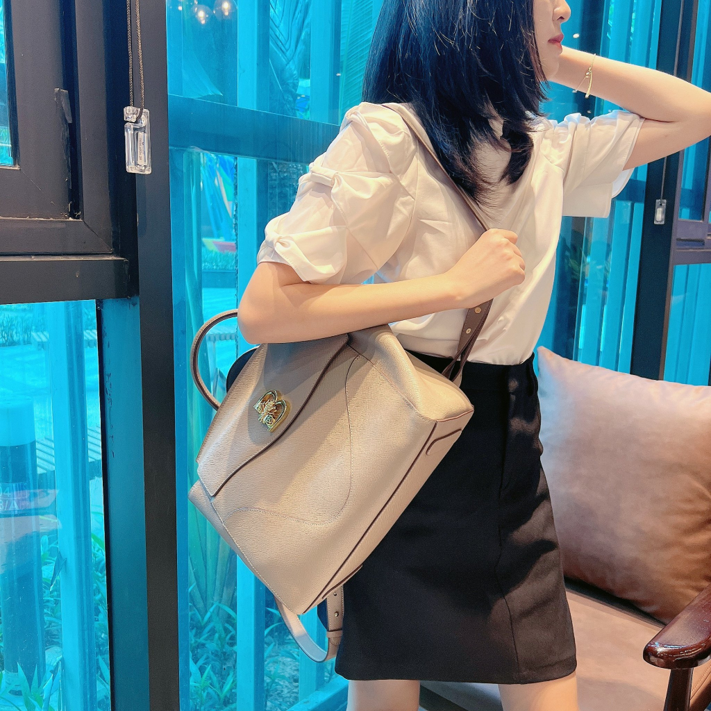 Túi xách nữ Blakriv Dixie Convertible Satchel Backpack logo B con ong