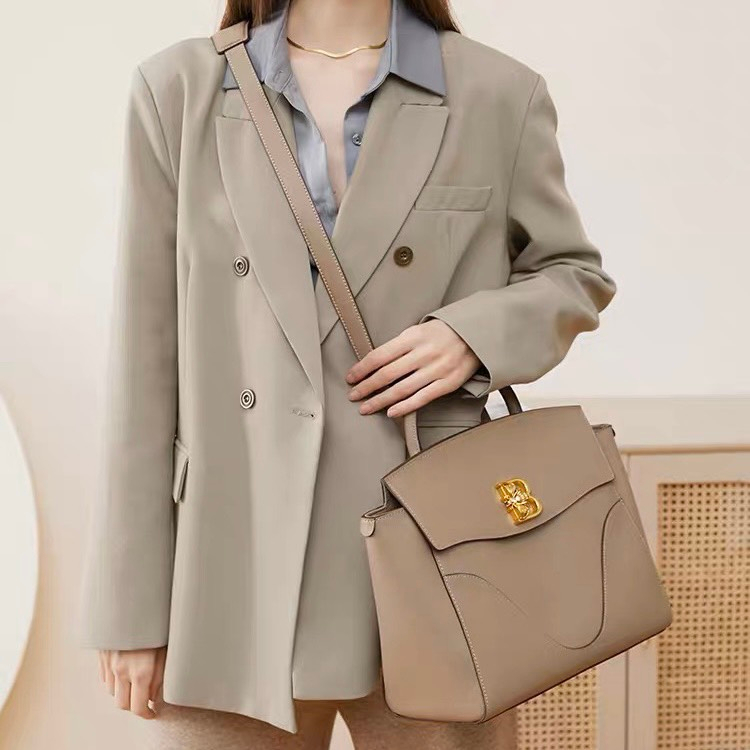 Túi xách nữ Blakriv Dixie Convertible Satchel Backpack logo B con ong