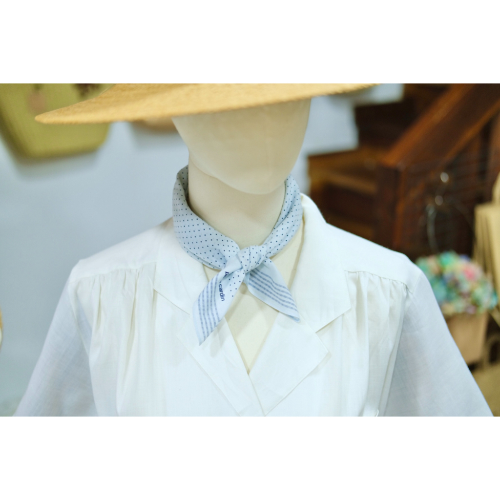 Khăn vuông vintage hiệu pierre cardin hoạ tiết chấm bi