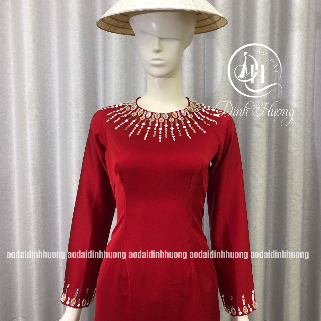 Áo dài trung niên Đinh Hương lụa nữ hoàng đỏ 2 tà kết họa tiết tia cổ tay