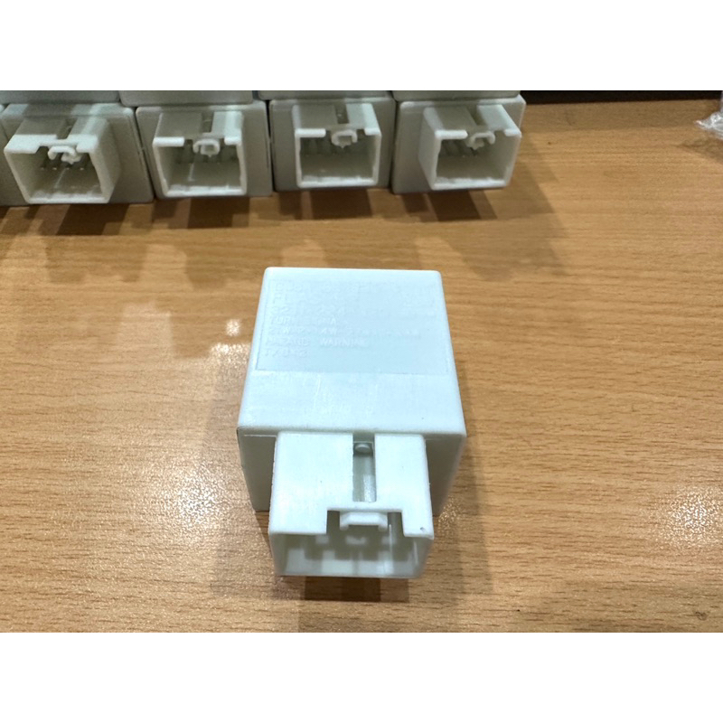 Rơ le xi nhan Ford Ranger và Ford Everest