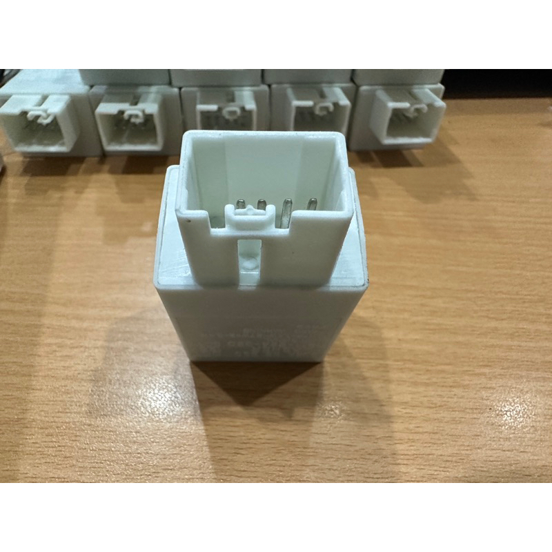 Rơ le xi nhan Ford Ranger và Ford Everest