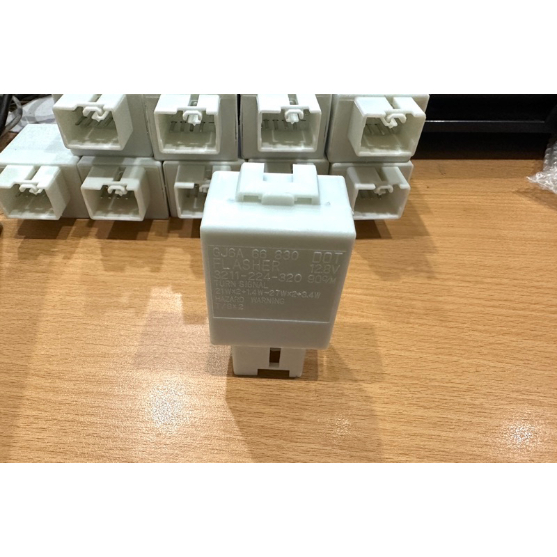 Relay tín hiệu xi nhan cho Ford Ranger, Ford Everest, Ford Laser