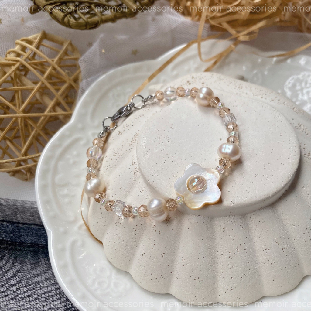 Giselle / Vòng tay hạt pha lê mix trai nước ngọt mặt hoa xà cừ - Memoir Accessories