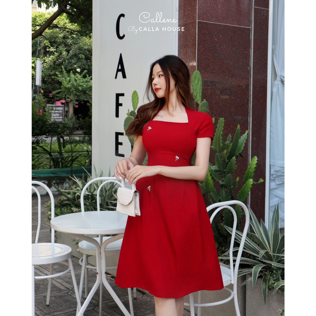 Đầm thiết kế cổ vuông dáng xòe tay ngắn đính tag nơ sang trọng