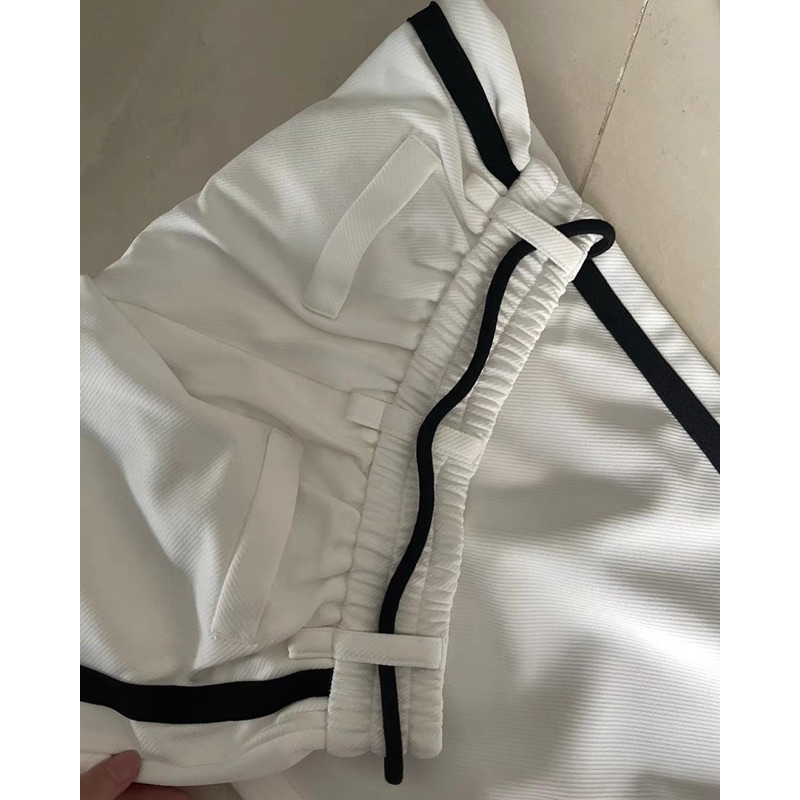 QUẦN THỂ THAO DÀI VIỀN SỌC ĐEN TRẮNG RÚT DÂY