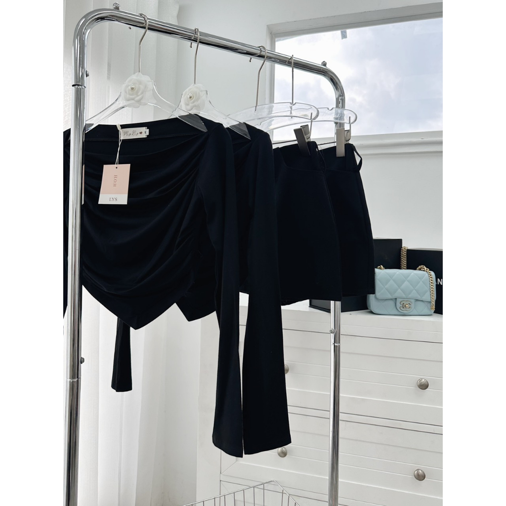 SET ÁO BẸT VAI BODY TÀ NHỌN CROPTOP TAY DÀI + CHÂN VÁY ĐEN