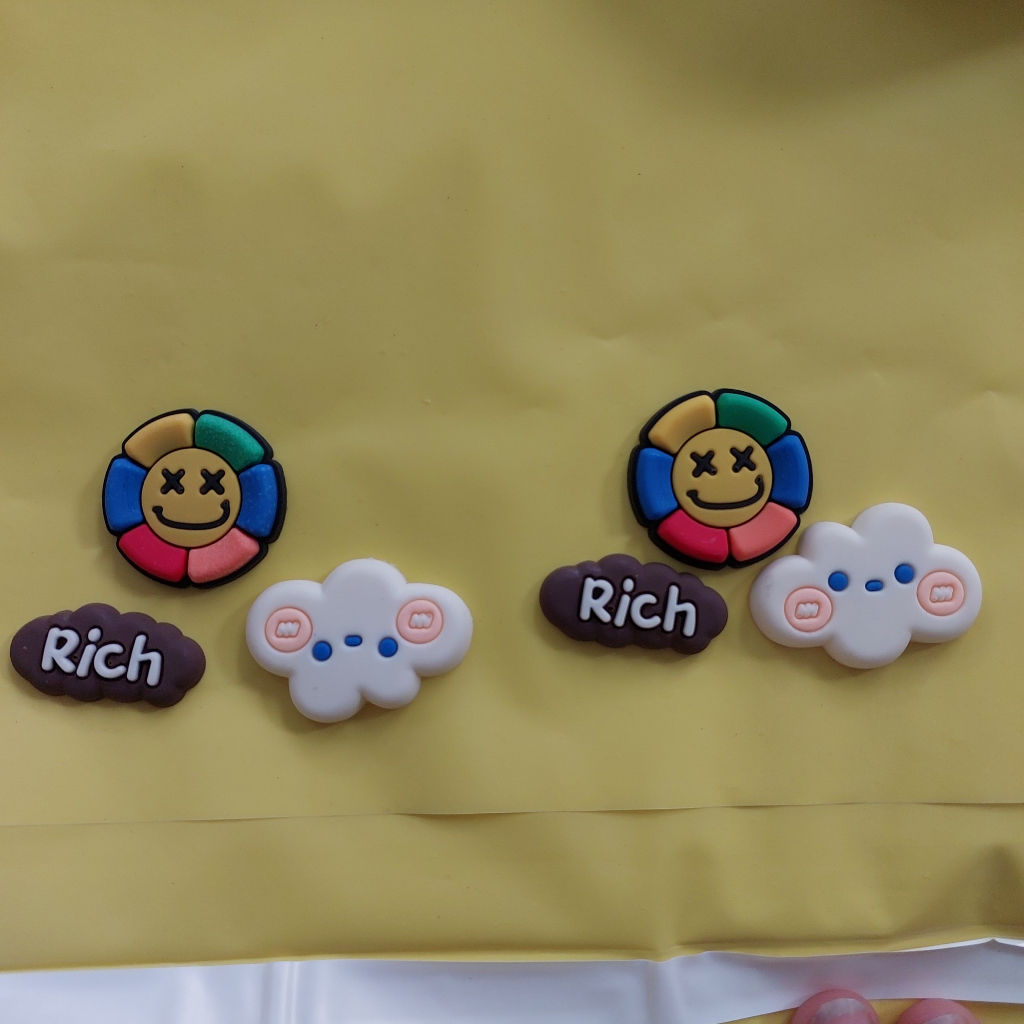 Bộ Stick Gắn Dép Hình Gấu Dâu 6 Chi Tiết , Hình Rick Đám Mây 6 Chi Tiết