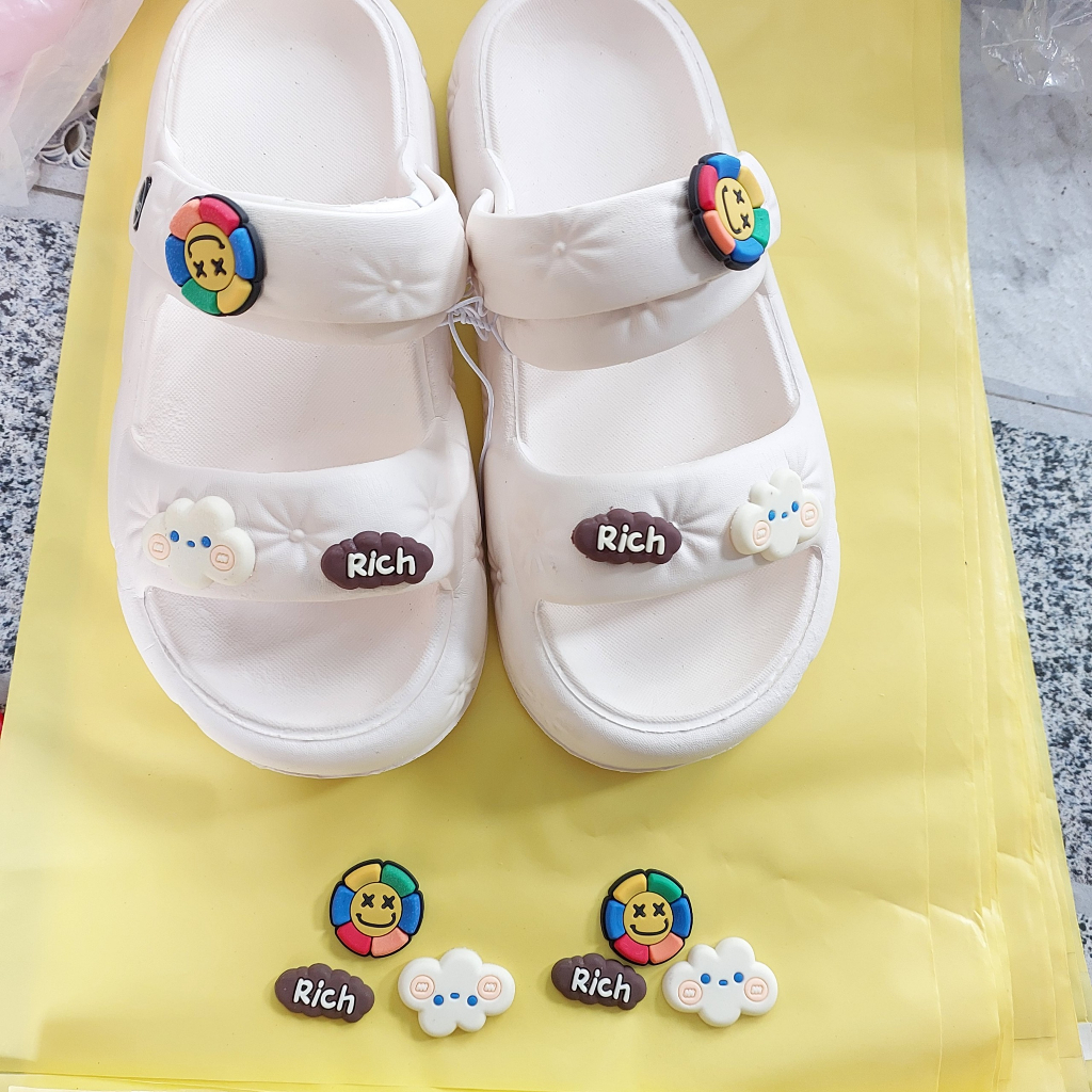 Bộ Stick Gắn Dép Hình Gấu Dâu 6 Chi Tiết , Hình Rick Đám Mây 6 Chi Tiết