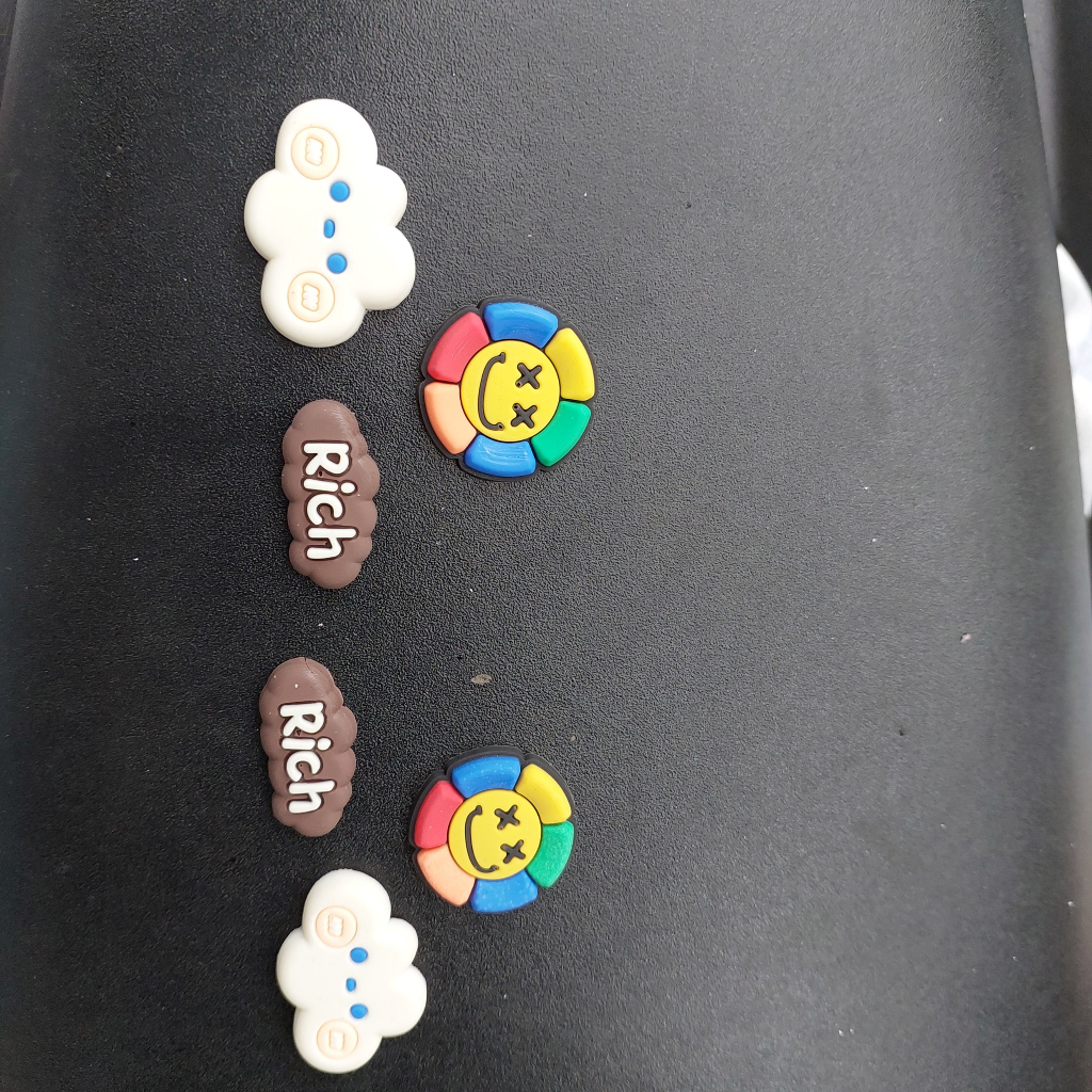 Bộ Stick Gắn Dép Hình Gấu Dâu 6 Chi Tiết , Hình Rick Đám Mây 6 Chi Tiết