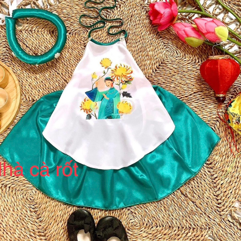 Yếm đào kèm mấn váy xanh lụa hàng may thiết kế cho bé gái