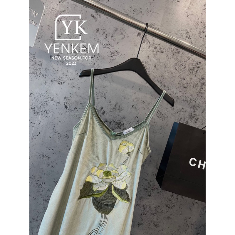 Váy 2 dây nhung xuông thêu hoa có túi sườn