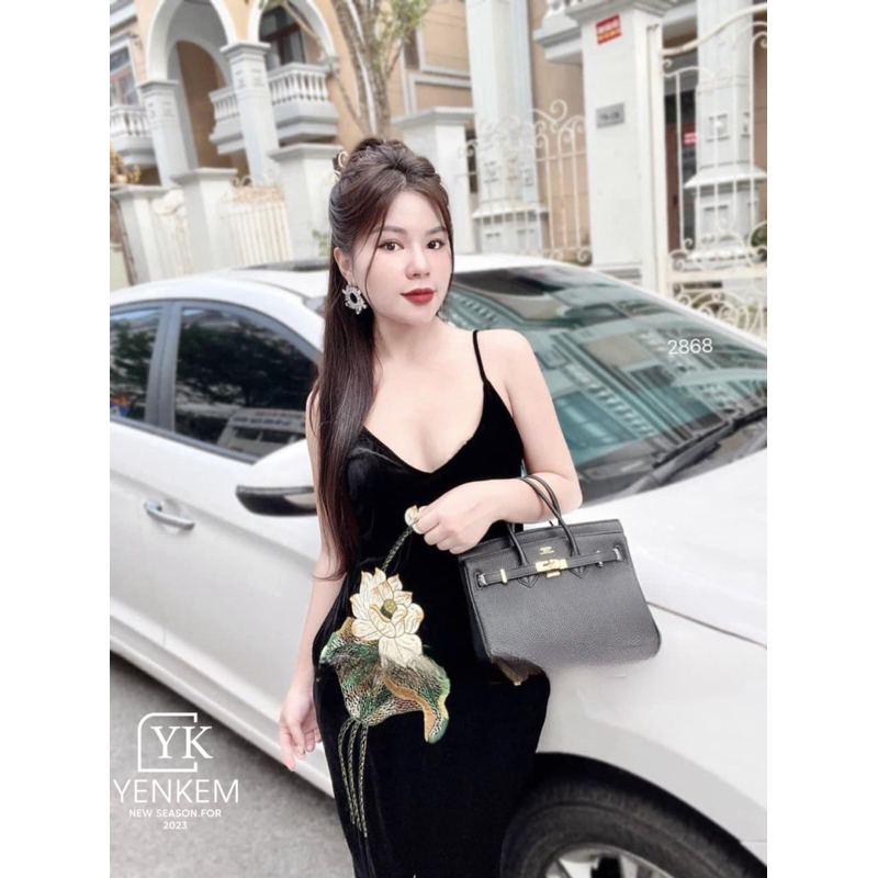 Váy 2 dây nhung xuông thêu hoa có túi sườn