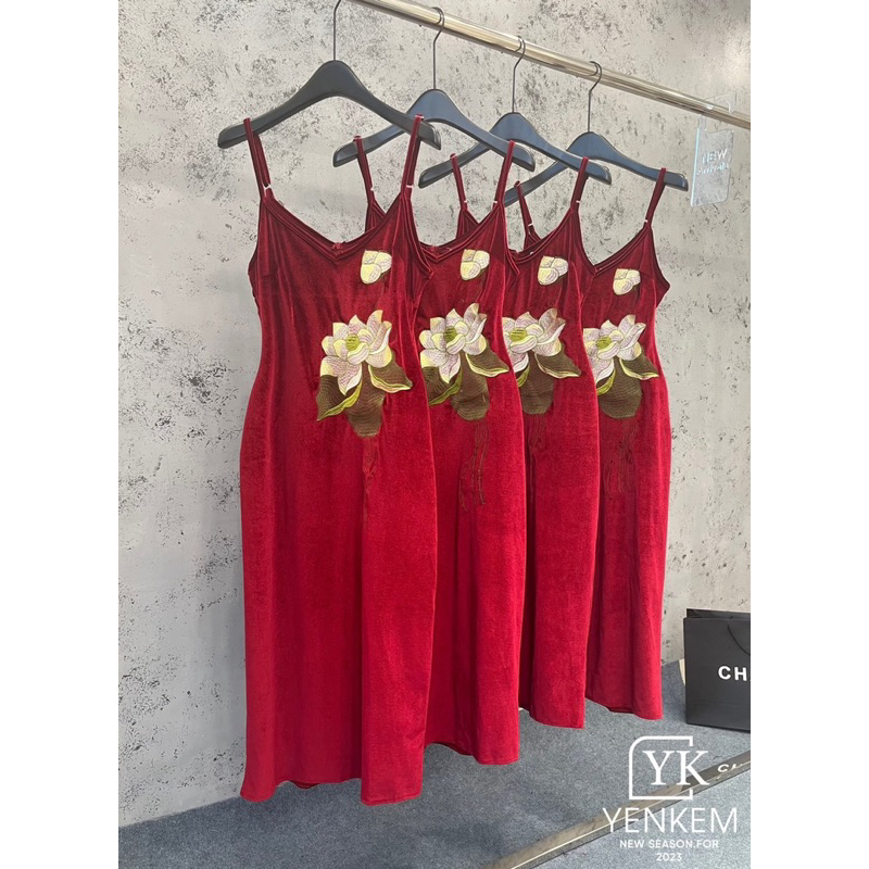 Váy 2 dây nhung xuông thêu hoa có túi sườn