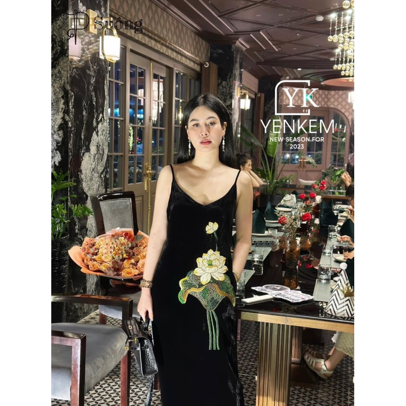 Váy 2 dây nhung xuông thêu hoa có túi sườn