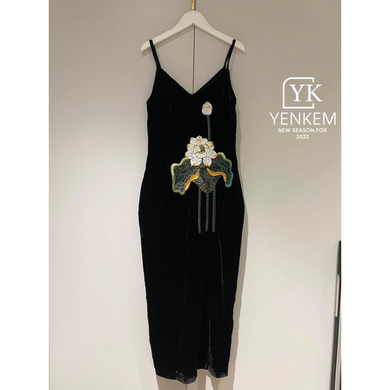 Váy 2 dây nhung xuông thêu hoa có túi sườn