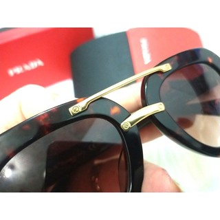 Kính hiệu Prada