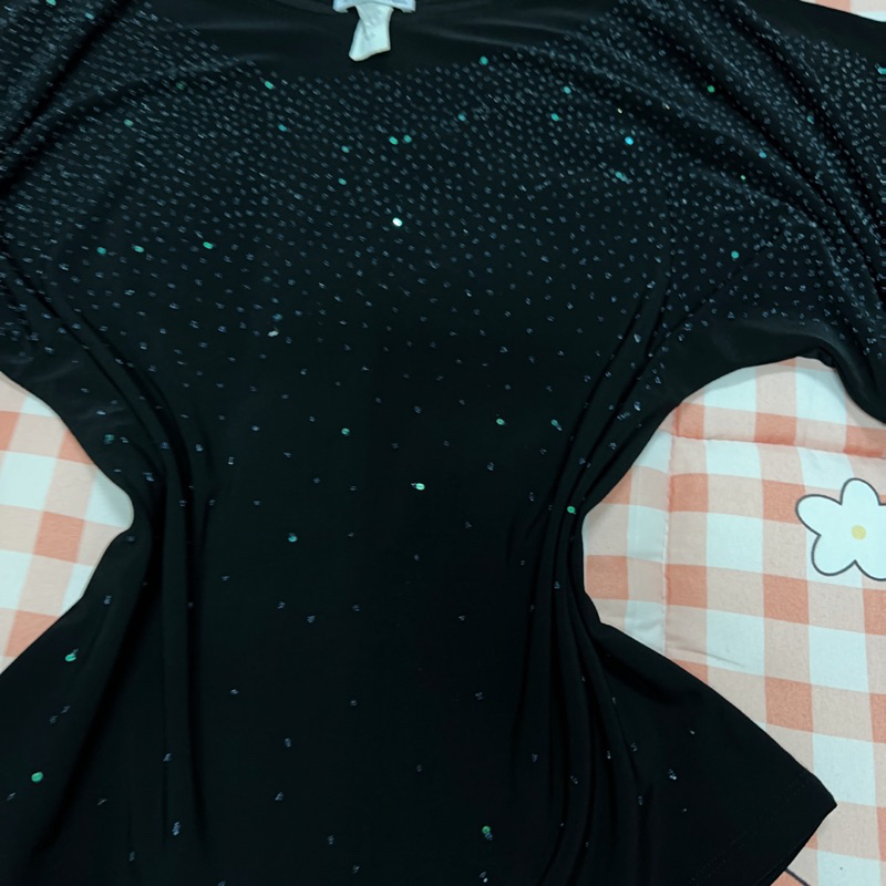 Áo thun nữ màu đen đính kim sa, tay cánh dơi