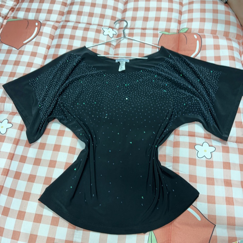 Áo thun nữ màu đen đính kim sa, tay cánh dơi