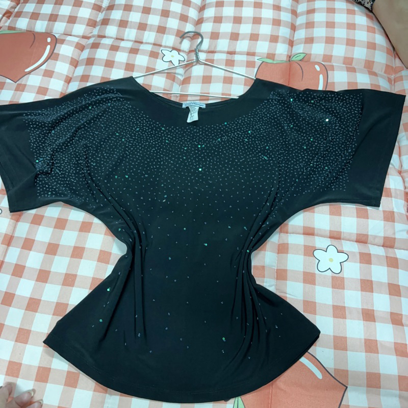 Áo thun nữ màu đen đính kim sa, tay cánh dơi