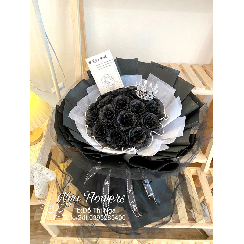 Bó Hoa 18 Bông Hồng Đen Vĩnh Cửu Tặng Vương Miện Thiệp