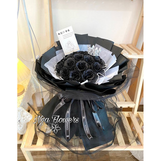 Bó hoa 18 bông hồng đen vĩnh cửu tặng vương miện thiệp