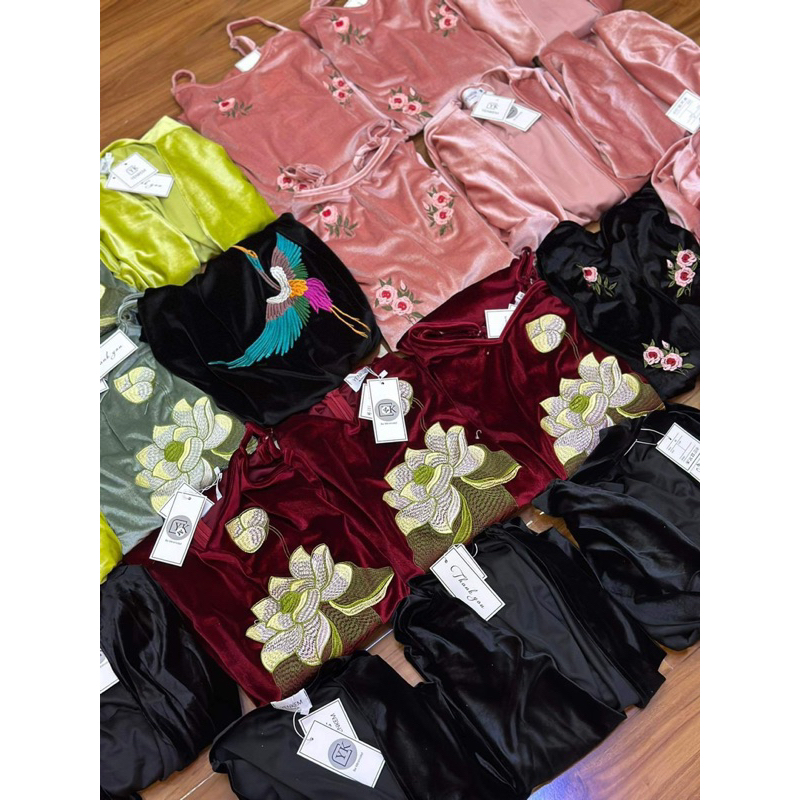 Váy nhung xuông thêu hoa