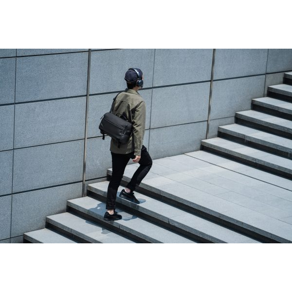 TÚI ĐEO VAI TOMTOC  URBAN CODURA SLING BAG TRAVEL & WORK 13.3-14.2″ H02-C04D01