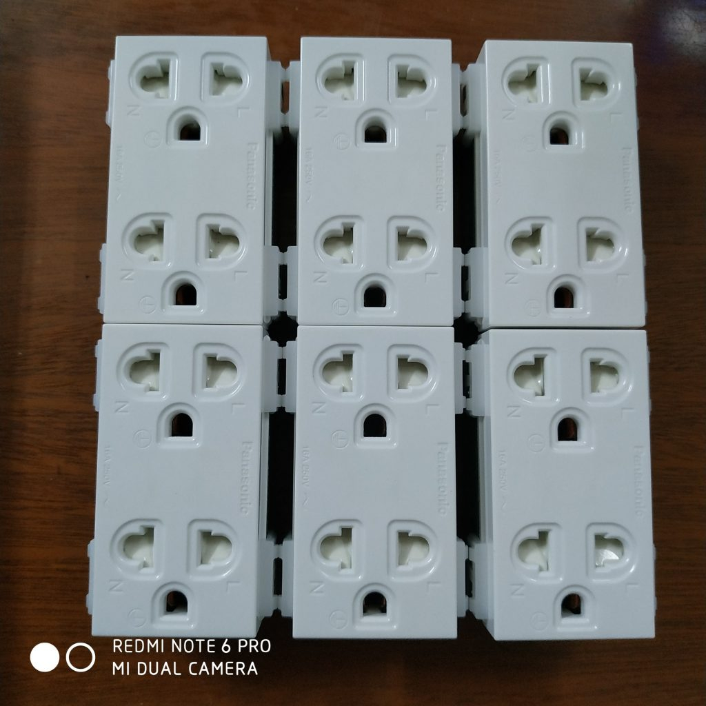 Ổ cắm đôi 3 chấu Panasonic wide có màn che và dây nối đất Panasonic 16A WEV1582SW- màu trắng