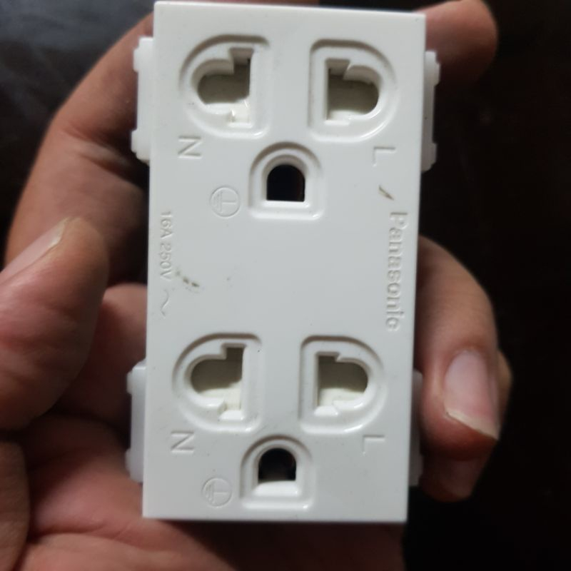 Ổ cắm đôi 3 chấu Panasonic wide có màn che và dây nối đất Panasonic 16A WEV1582SW- màu trắng