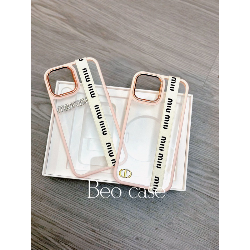 Ốp lưng viền hồng camera kim loại PRA DA - M IU M IU DÂY chống ố bẩn cho i phone 7 đến 14promax