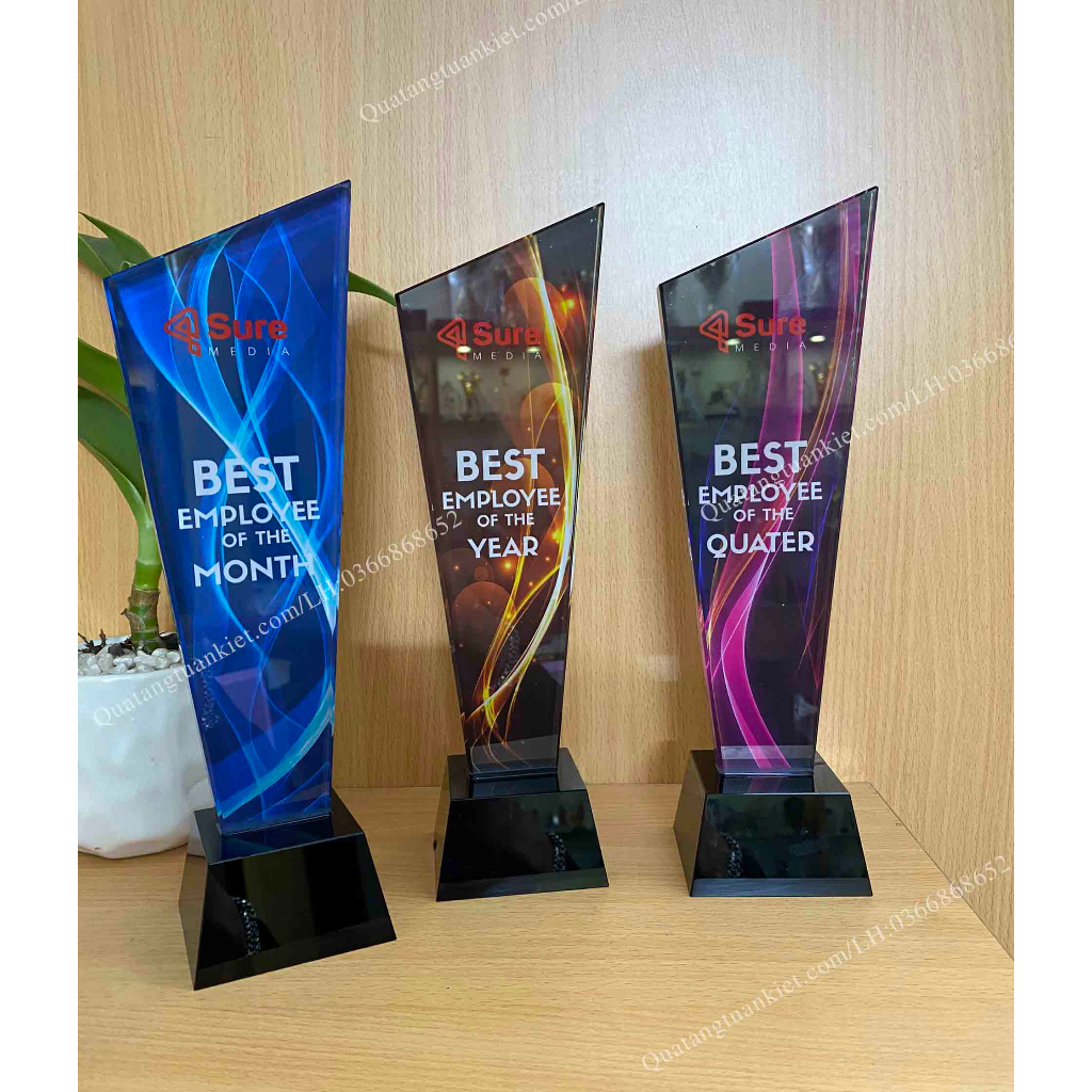 Cúp pha lê vát đế đen in backgroud Kỷ Niệm