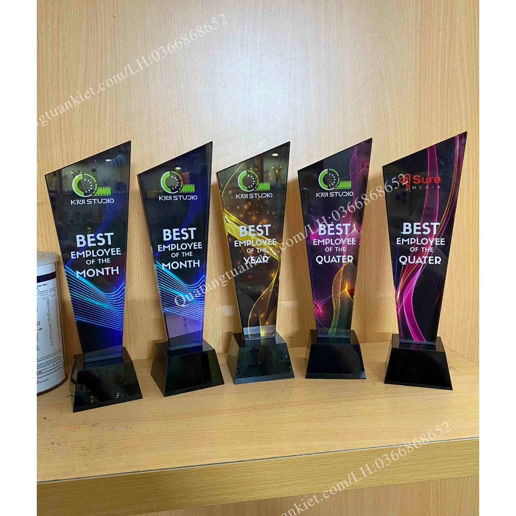 Cúp pha lê vát đế đen in backgroud Kỷ Niệm