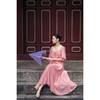 Đầm Alana chất liệu lụa tổng hợp thêu viền dáng dài thắt eo trơn