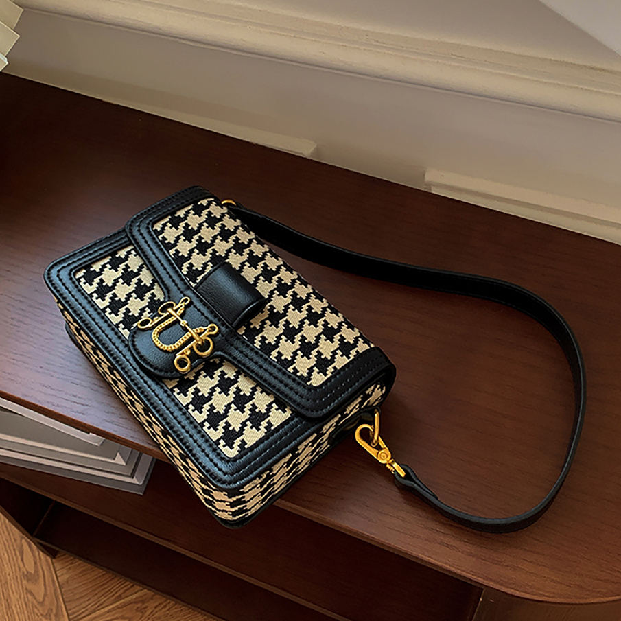 Túi xách nữ kẹp nách hoạ tiết mắt mèo màu đen SEEME Paula Bag