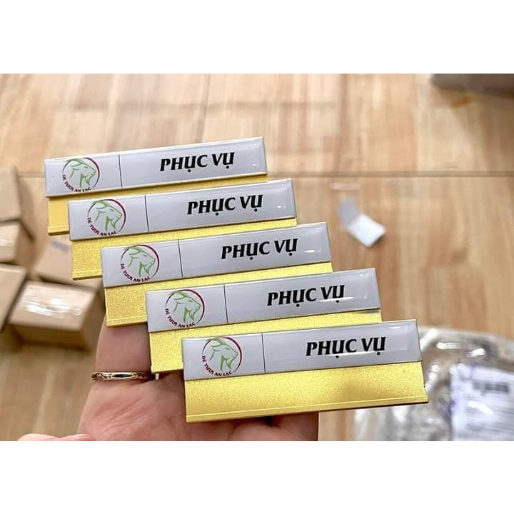 Bảng tên nhân viên in theo yêu cầu. Thẻ tên cài áo