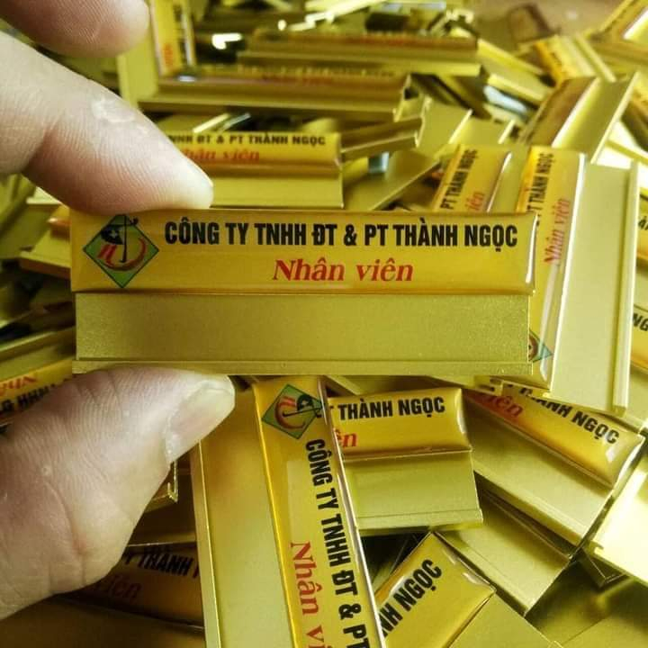 Bảng tên nhân viên in theo yêu cầu. Thẻ tên cài áo