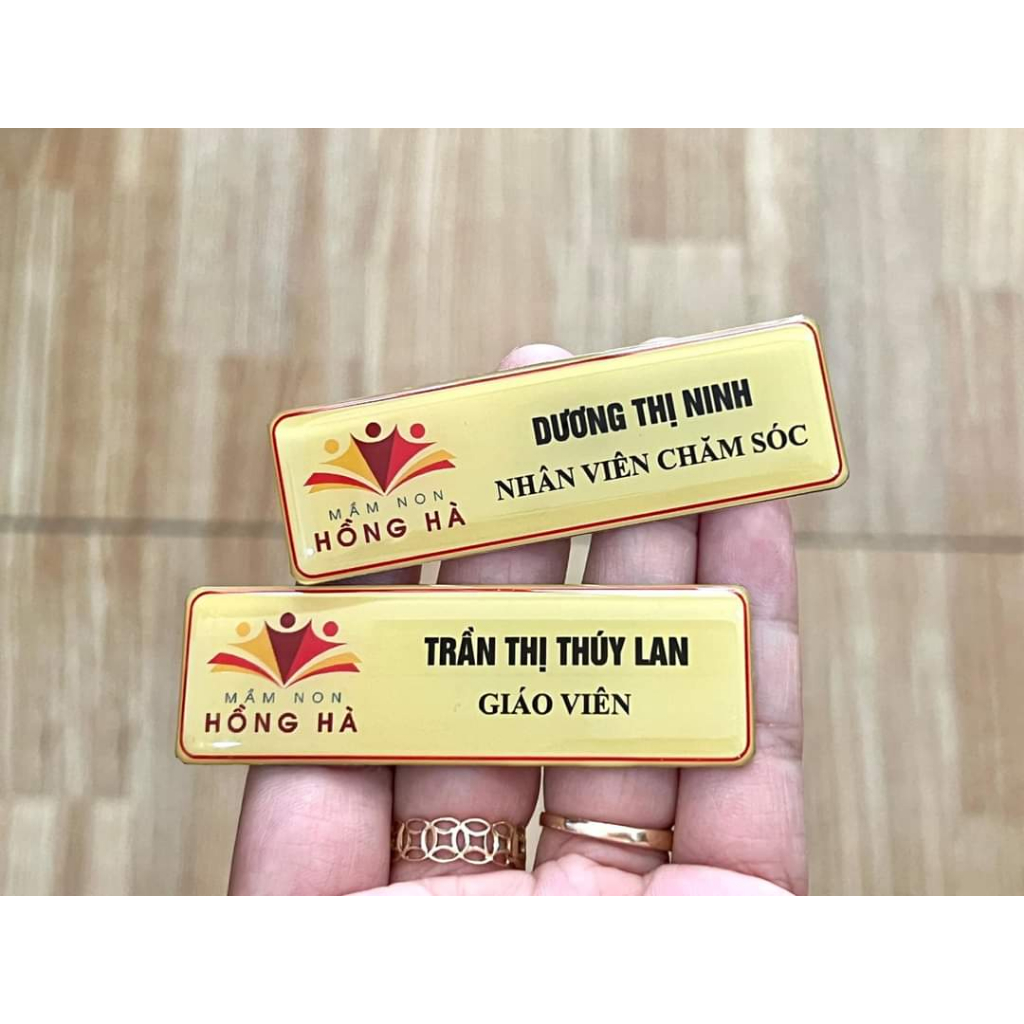 Bảng tên nhân viên in theo yêu cầu. Thẻ tên cài áo