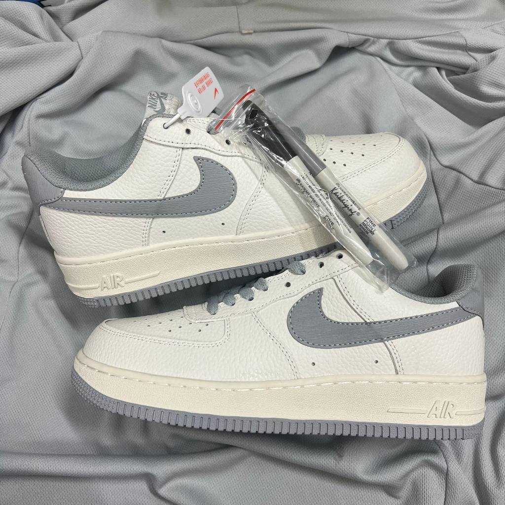 Giày thể thao AF1 low kem be xám phụ kiện bút custom,Giày thể thao nam nữ AF1 vệt xám full box hot trend 2023