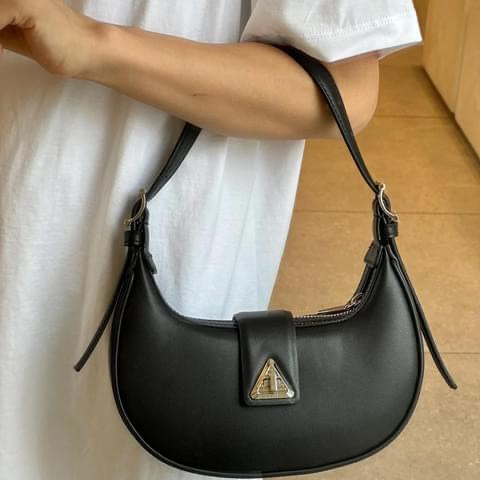 Túi kẹp nách Cê ka trơn dáng bầu cong khóa xoay