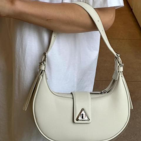 Túi kẹp nách Cê ka trơn dáng bầu cong khóa xoay