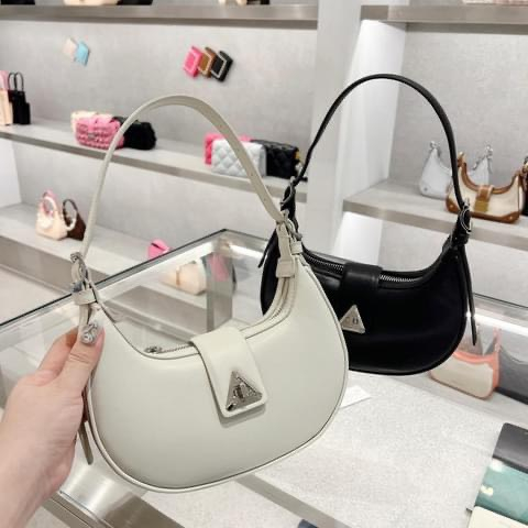 Túi kẹp nách Cê ka trơn dáng bầu cong khóa xoay