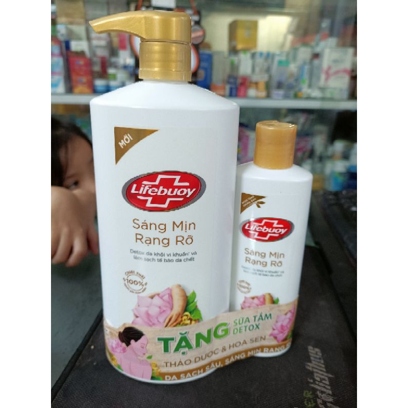 Sữa tắm  Lifebuoy thảo dược hoa sen 800g