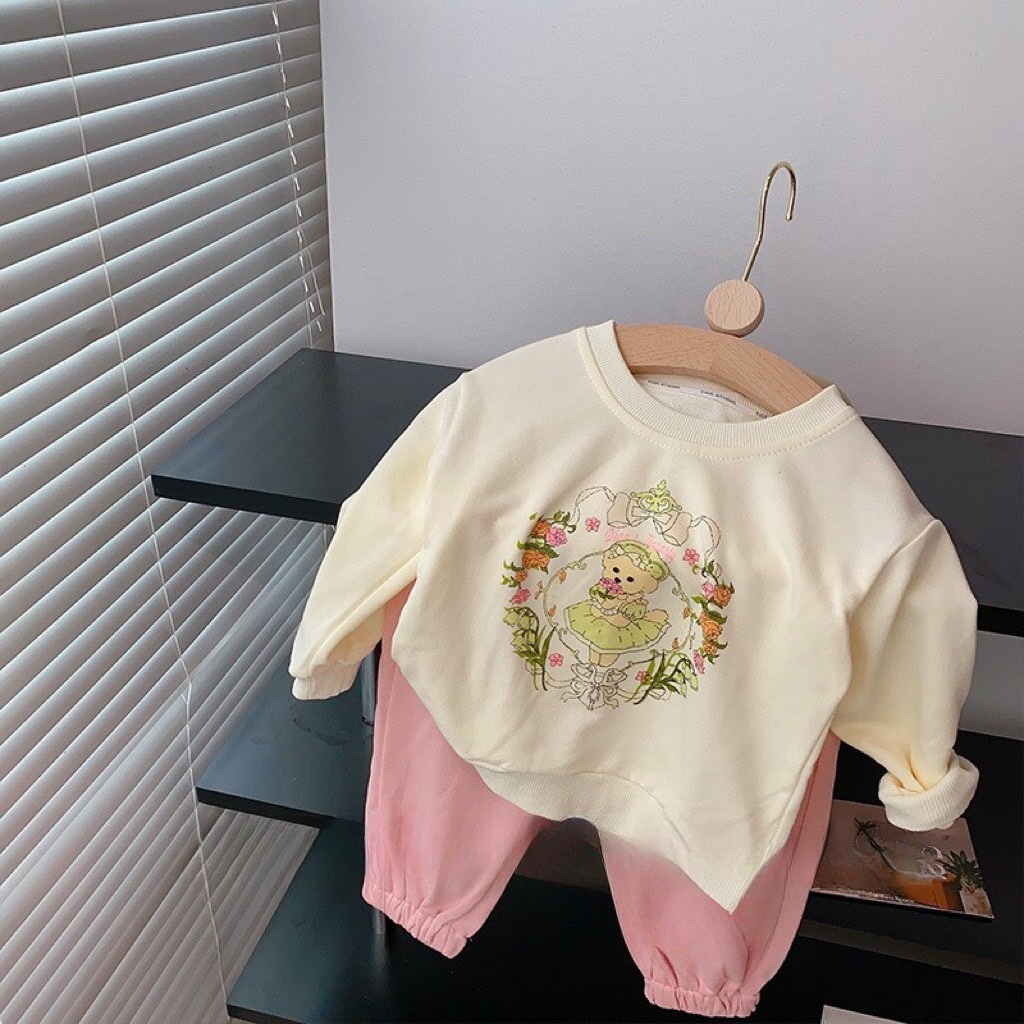 Quần áo thu đông bé gái, set bộ quần áo dài tay chất da cá họa tiết gấu cầm hoa cho bé 8-28kg