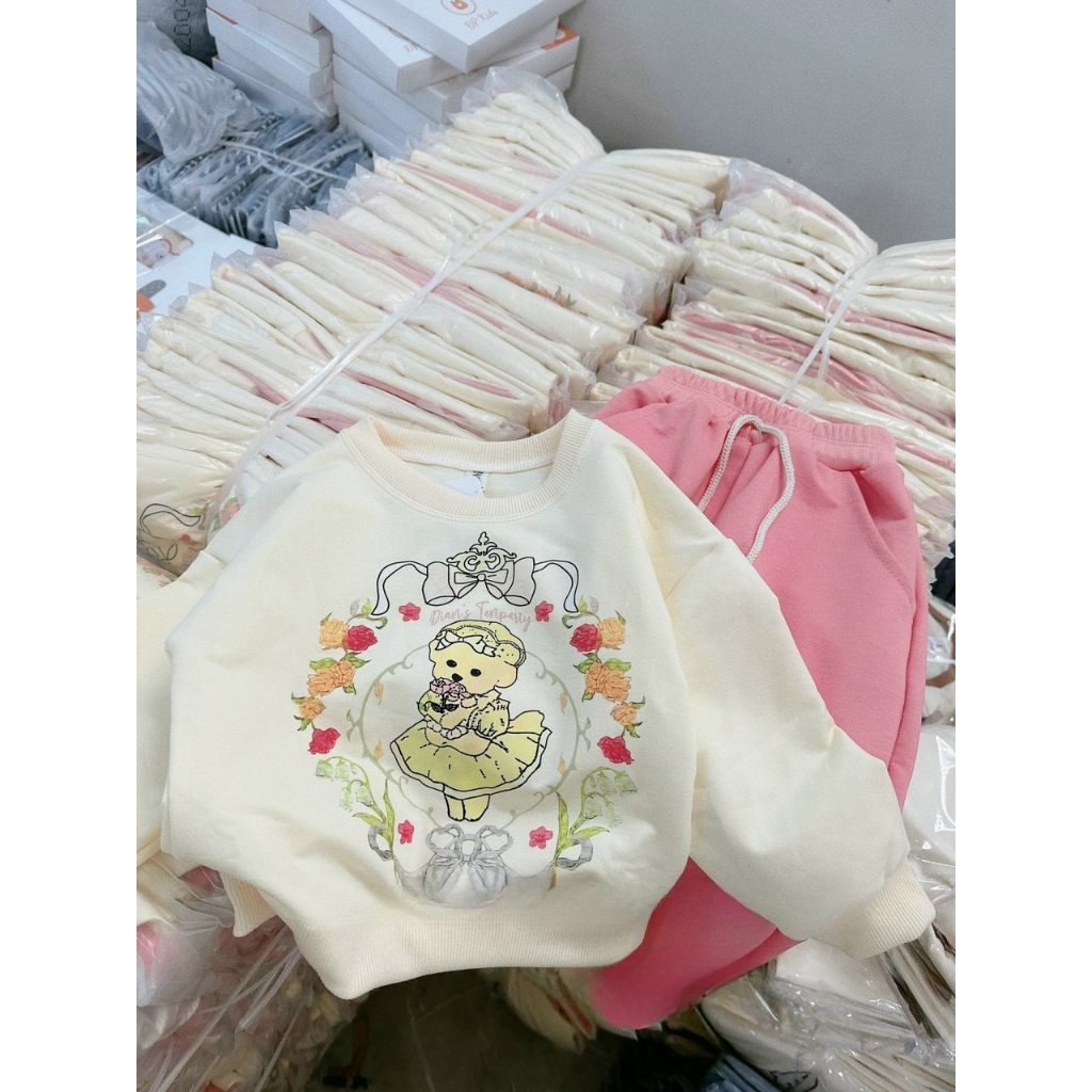 Quần áo thu đông bé gái, set bộ quần áo dài tay chất da cá họa tiết gấu cầm hoa cho bé 8-28kg