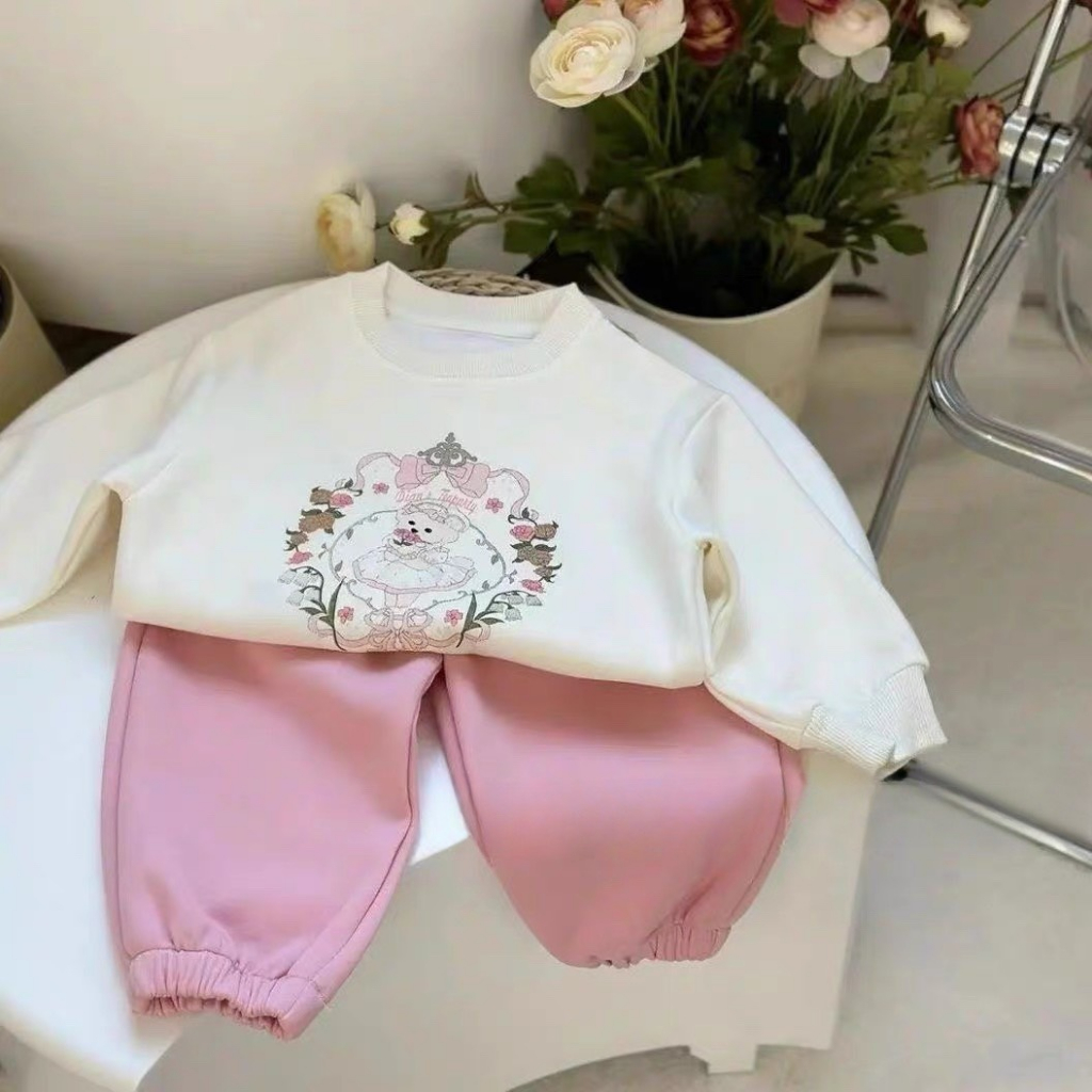 Quần áo thu đông bé gái, set bộ quần áo dài tay chất da cá họa tiết gấu cầm hoa cho bé 8-28kg