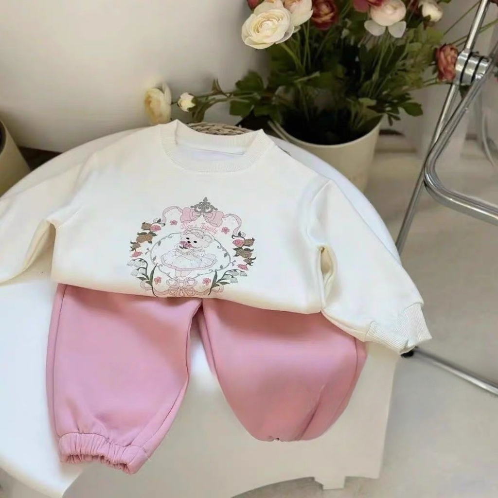 Quần áo thu đông bé gái, set bộ quần áo dài tay chất da cá họa tiết gấu cầm hoa cho bé 8-28kg