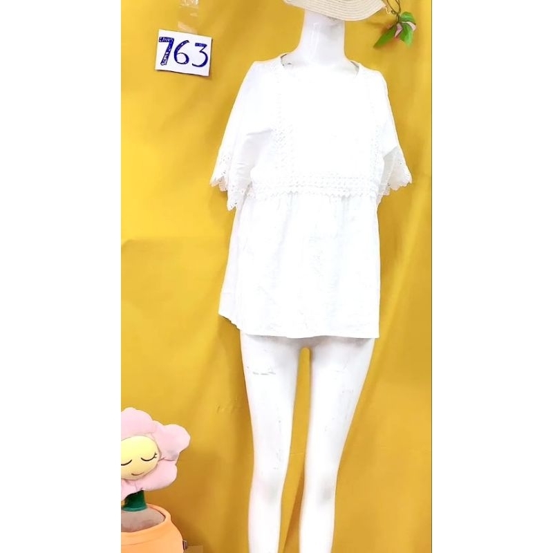 Áo sơmi trắng họa tiết nổi phối viền ren. S763