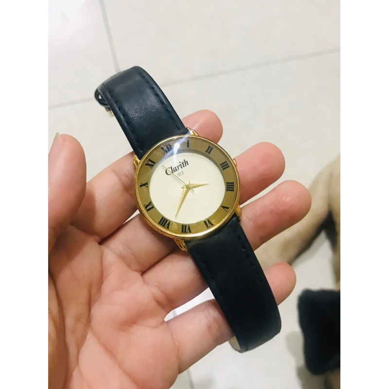Đồng hồ Clarith Nhật dây da nữ tay to đeo vừa đẹp.