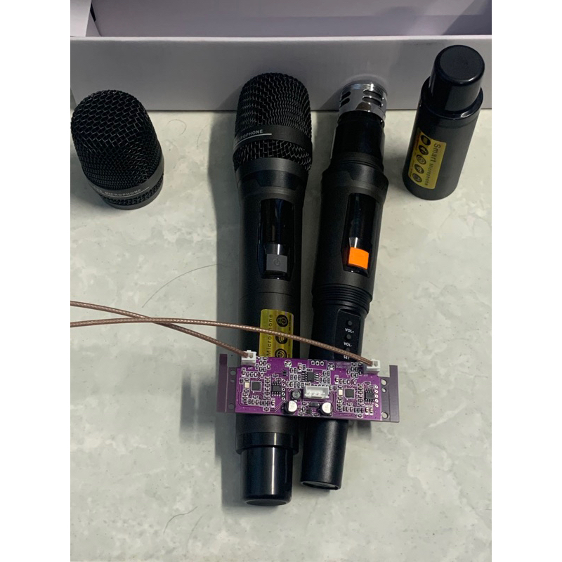 Micro Không Dây Cho Loa Kéo M105 màu xám loại mới- sóng UHF hỗ trợ broad mạch đổi tần số Màn Hình LED